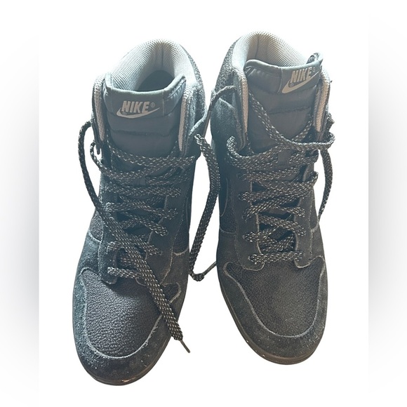 Nike Women's Black Wedge Sneakers

Nike Dunk Sky High - wedge sneakers size 10 - Picture 5 of 8